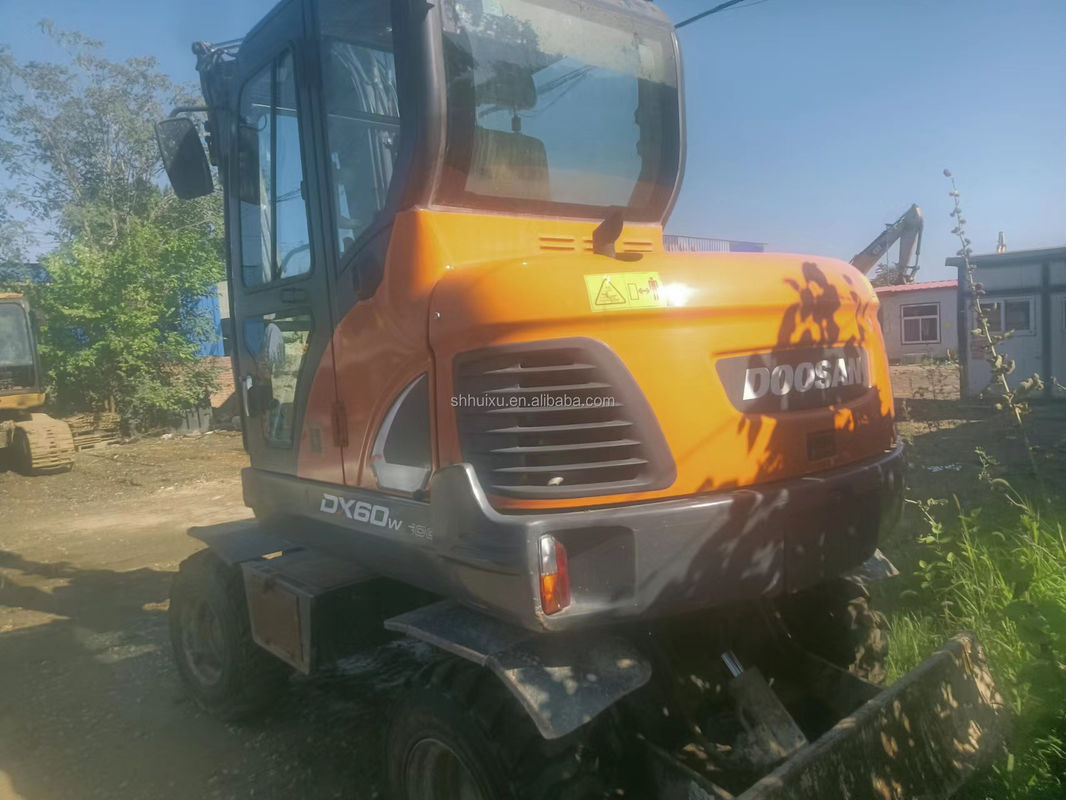 ডুসান গরম বিক্রয় ব্যবহৃত ডুসান dh60-7 ক্রলার খননকারী/ব্যবহৃত মিনি খননকারী ডুসান DX60W সস্তা দাম