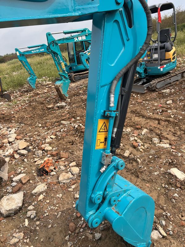 ব্যবহৃত খননকারক Kubota135/ সেকেন্ড হ্যান্ড মিনি খননকারী মেশিন Kubota 135 কম দাম বিক্রয়
