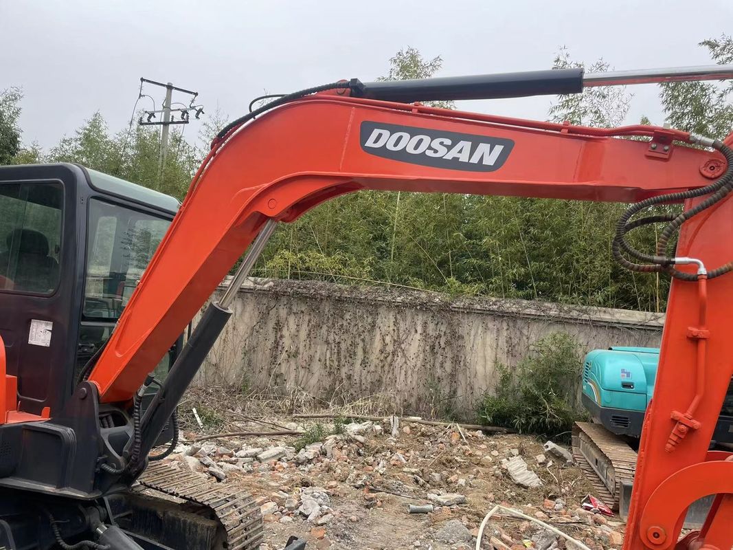 কমলা রঙের মিনি ব্যবহৃত বিড়াল Doosan Dx55 সেকেন্ড হ্যান্ড খননকারী 5.5 টন