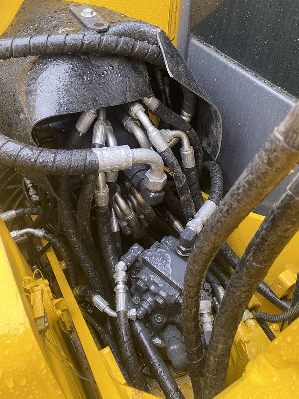 ব্যবহৃত মিনি খননকারী Komatsu PC40 ছোট ব্যবহৃত যন্ত্রপাতি হ্যান্ড মাটি খননকারী মিনি ট্রেঞ্চ খননকারী