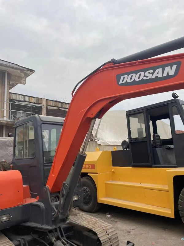 আসল দ্বিতীয় হাতের Doushan DH55 খননকারী ভাল অবস্থায় আছে শক্তিশালী এবং সহজ রক্ষণাবেক্ষণ