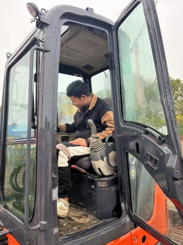 ৫৫০০ কেজি ব্যবহৃত মিনি এক্সক্যাভেটর হিটাচি Zx50u সেকেন্ড হ্যান্ড এক্সক্যাভেটর মূল রঙ